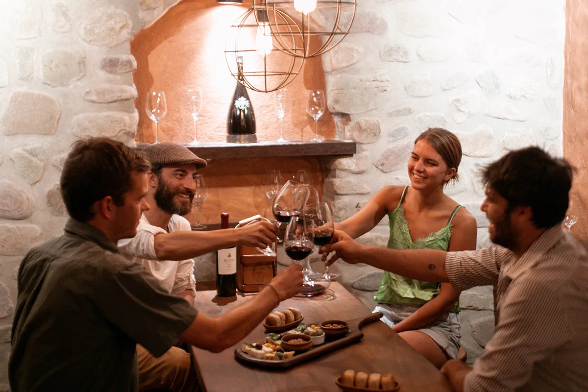 Deleitate en el Club House & Restaurante con comida tradicional y nuestra cava de vinos de altura.